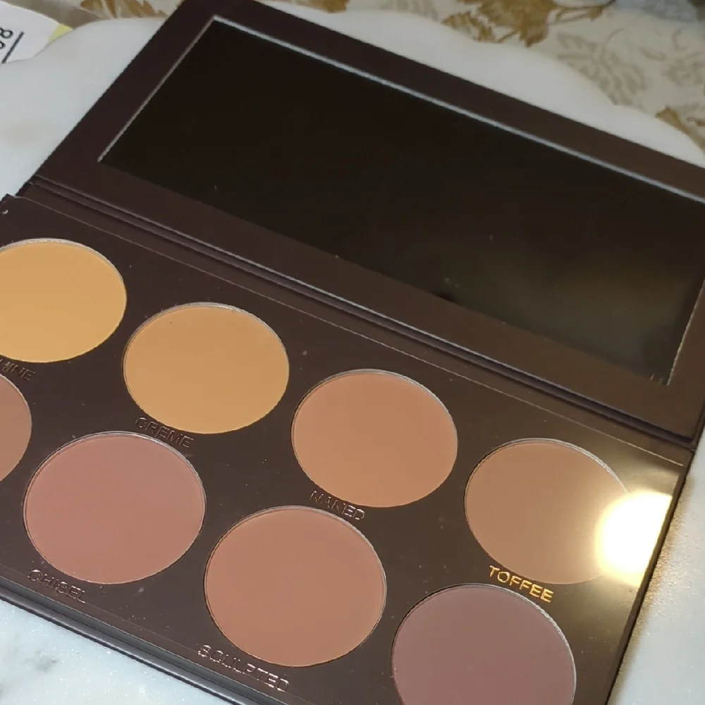 KAB Cosmetics Contour and Highlight Palette